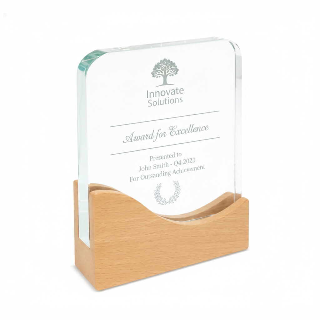 Trofeo de cristal con base de madera