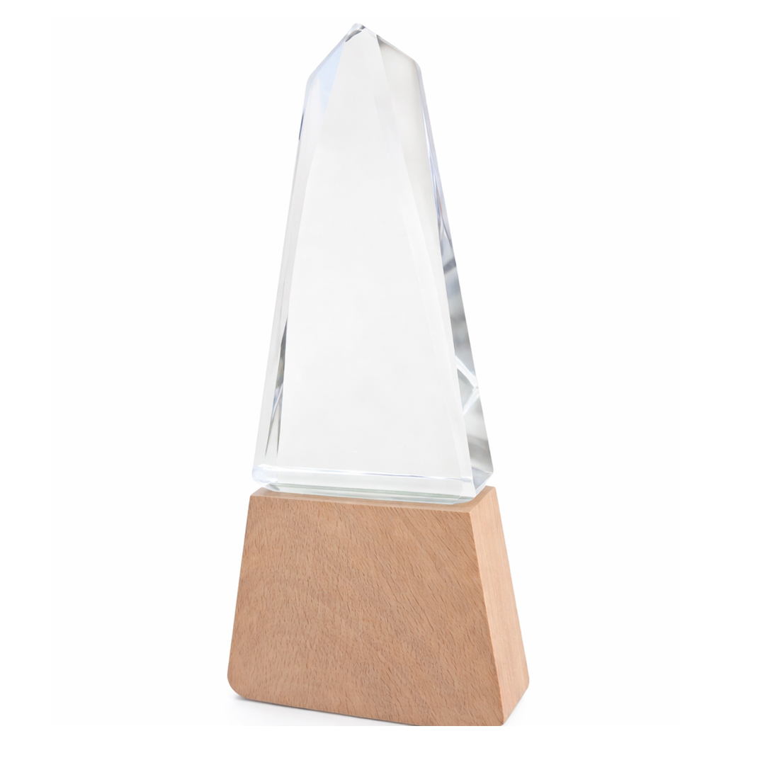 Trofeo de cristal con base de madera oscura